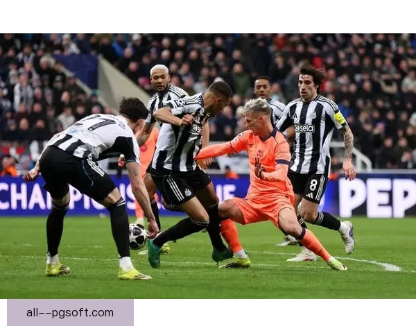 卡拉菲奥里欧冠赛场膝盖受伤引发关注球队后防体系迎来巨大新考验